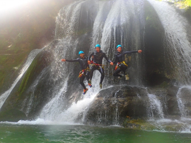  Saltar por la cascada 