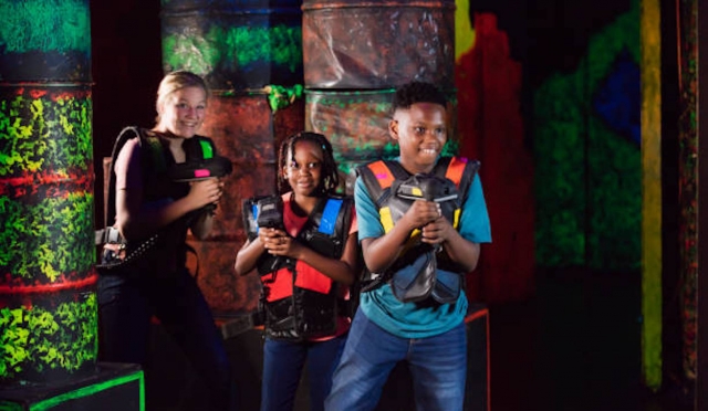  Gruppo di bambini nel mezzo del gioco 