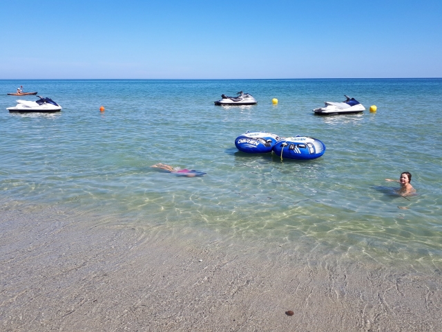  The stretch of water seen from the beach 