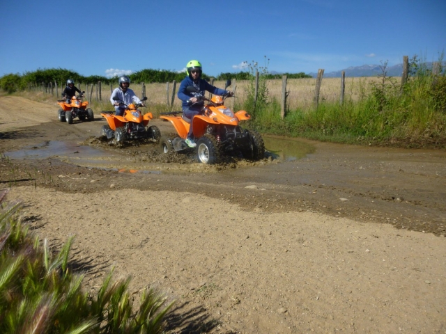  Quad su terreno fuoristrada 