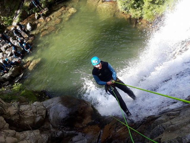  Abseiling 
