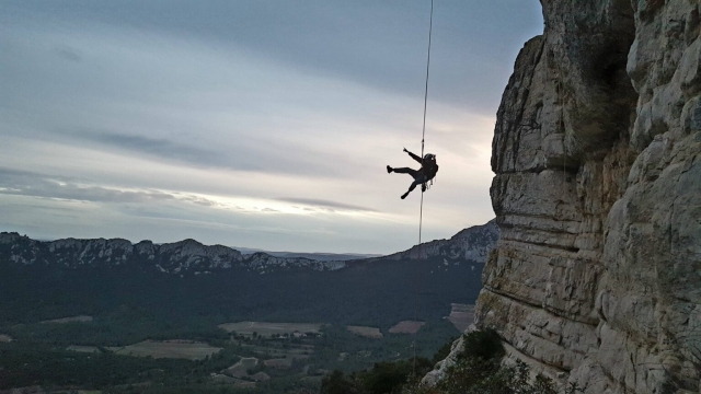  Abseiling 
