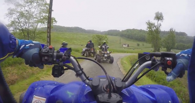 Veduta di un escursionista in quad 
