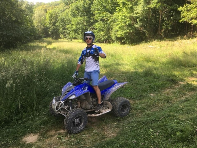 Pilote sur son quad en prairie