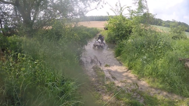 Prise d'une flaque d'eau en quad