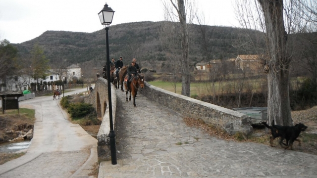  Passaggio a cavallo attraverso un villaggio