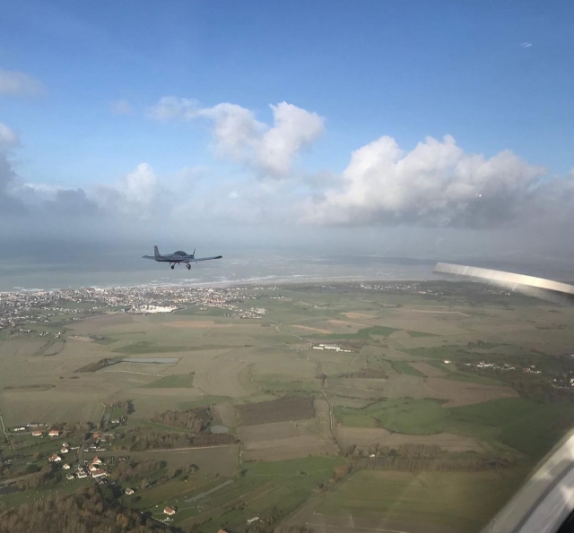 Vol en petit avion au dessus de la compagne