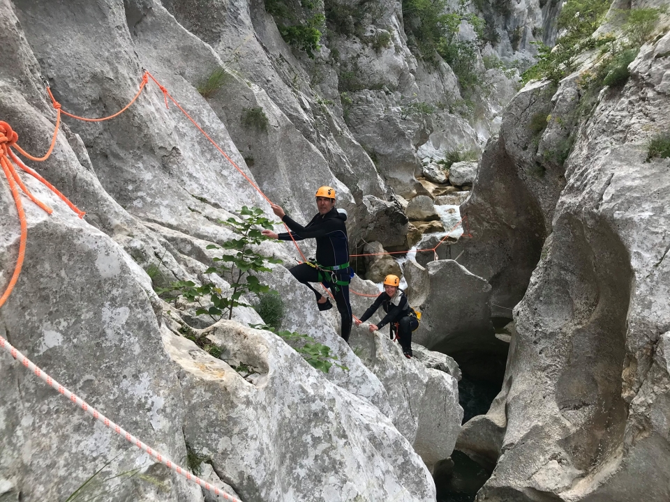  巴黎附近溪降下降 