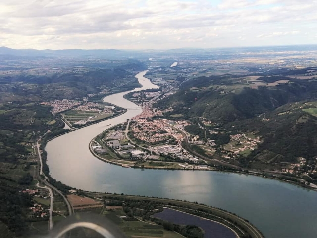 Observation of the lake from the air 