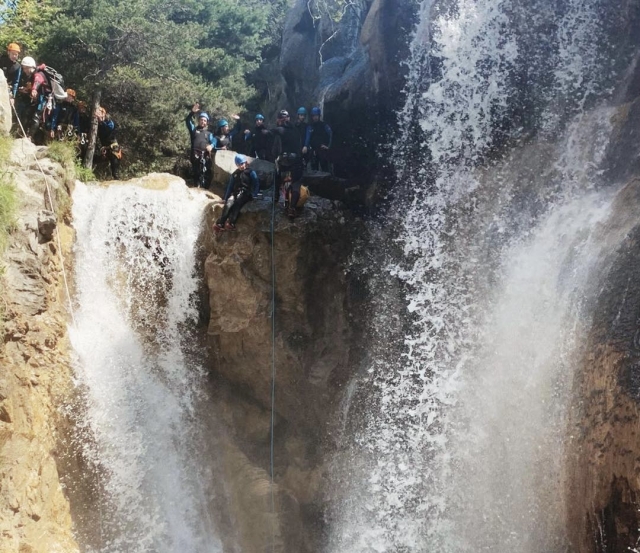 Descente en rappel depuis le haut de la cascade