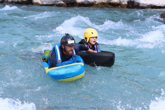  Passaggio delle rapide in acque rapide nuoto 