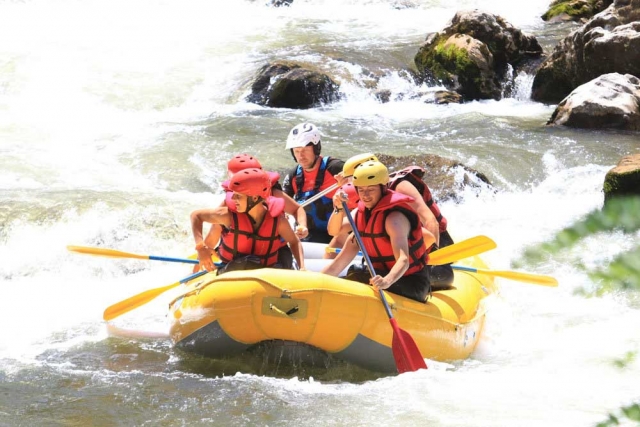 Groupe d'aventurier en rafting
