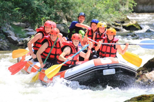 Travail d'équipe pour diriger le raft