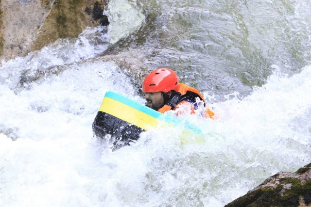  Nadando en aguas bravas por los rápidos 