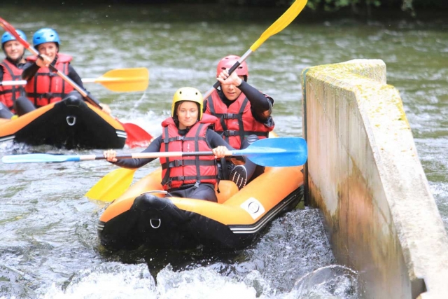 Canoagem inflável com amigos