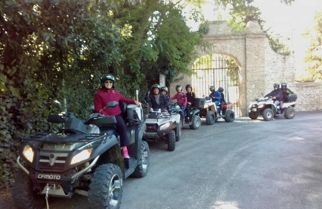  Escursione in quad in un villaggio 