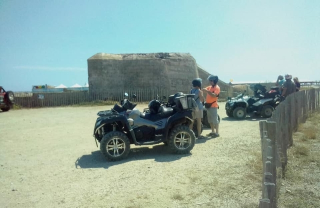  Quad sul bordo della spiaggia 