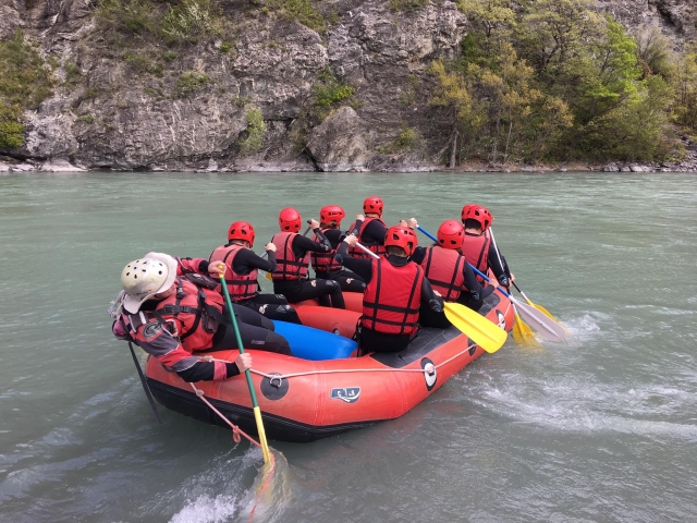  Guía y su grupo a bordo de su balsa 
