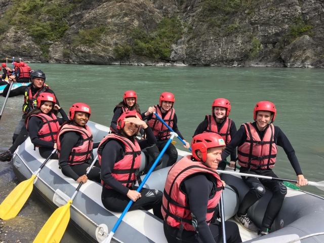  Grupo de amigos en su balsa 