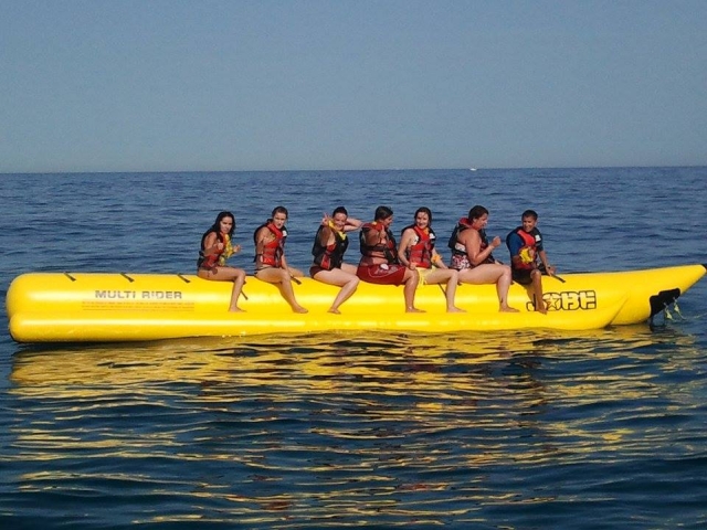  Exit in a towed buoy between friends 