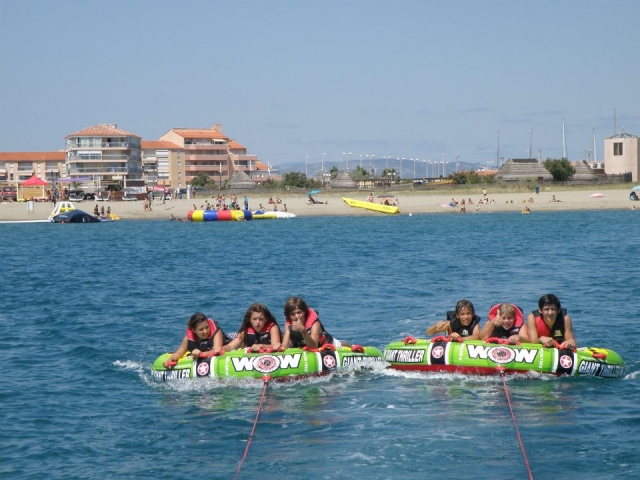 Groupe d'amis partant affronter les vagues