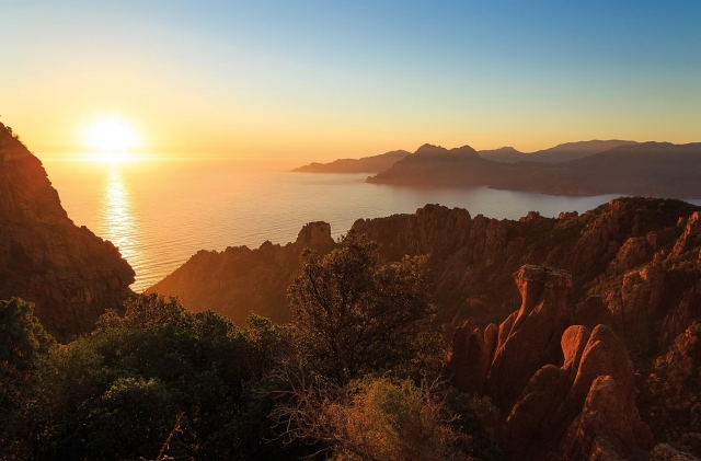 Betrachtung des Sonnenuntergangs in Richtung der Calanches du Piana 