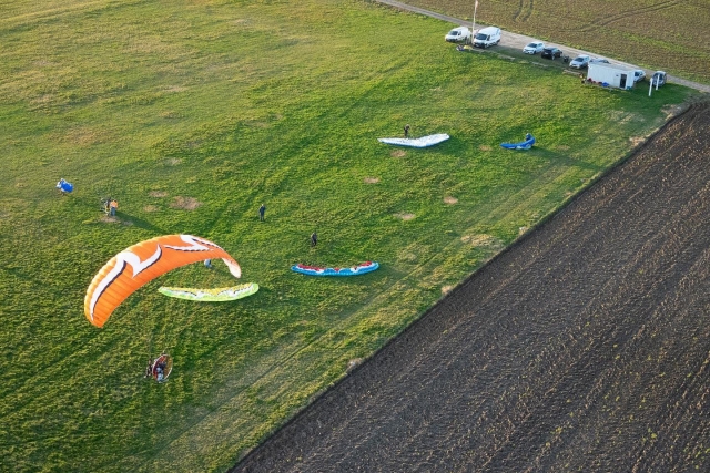 Entdecken Sie den Motorschirmflug in der Nähe von Paris 