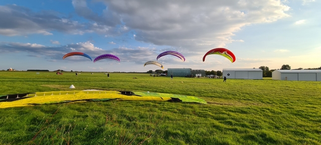  Aterrizaje de un grupo de paramotor 