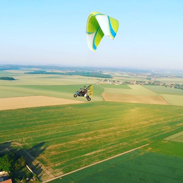  Flug über den Feldern 