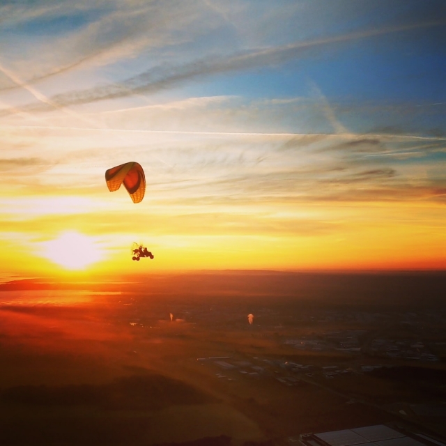  Flug bei Sonnenuntergang 