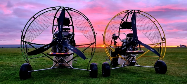  Dos paramotores ante el día del amanecer 