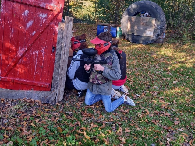  Kinder spielen Paintball mit geeigneter Ausrüstung 
