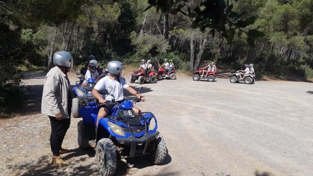  Vieni a scoprire i paesaggi di Argeliers in quad 