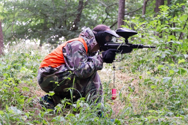 Jogador de Paintball Concentrado 