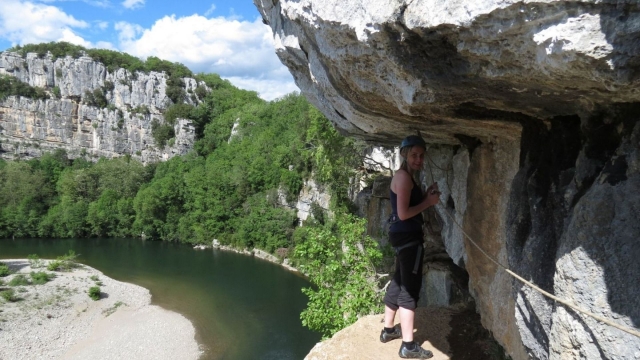 Vue sur le paysage magique de l'Ardèche en via ferrata
