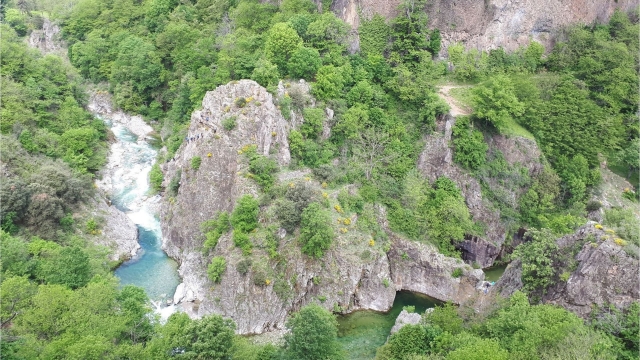 Vue aérienne du parcours de via ferrata en Ardèche