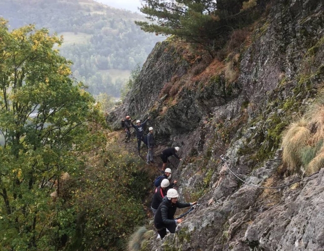 Caminar por el acantilado vía ferrata 