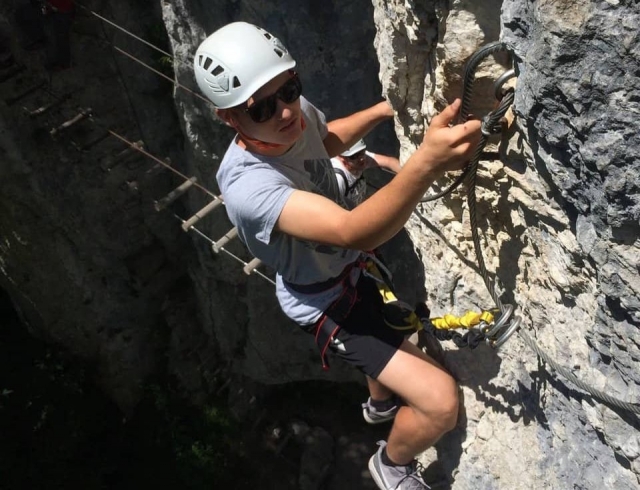 Escalader la paroi de la falaise