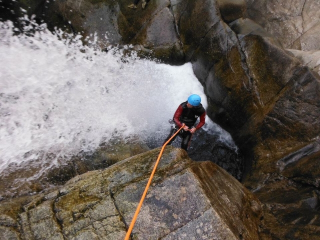  Abseiling 