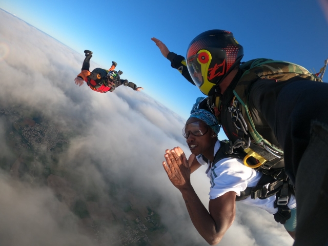 Selfie pendant le saut en parachute