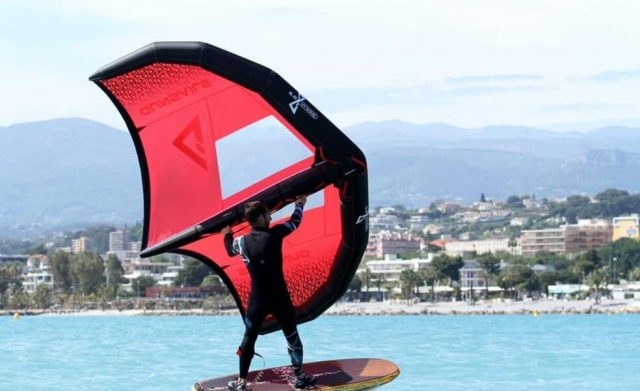  Enjoy sliding on the water! 