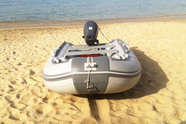 barco semi -rígido na praia 