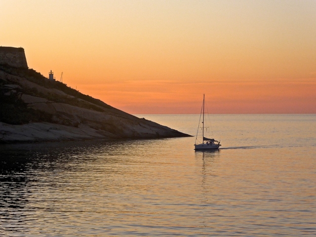 Sonnenuntergangstag mit dem Boot Korsika 