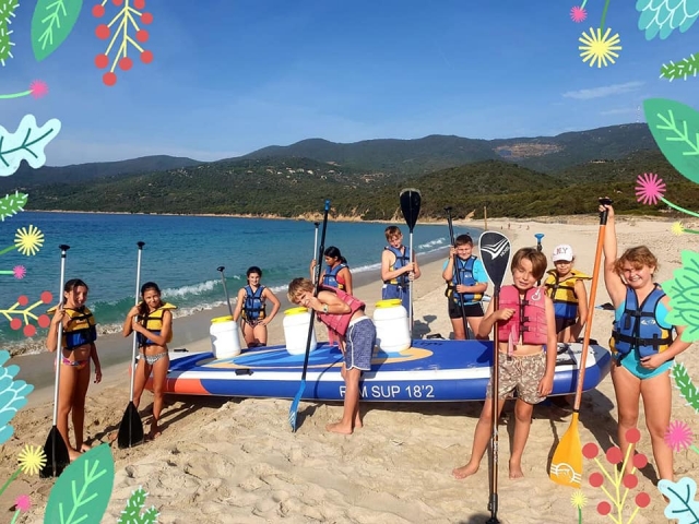 Groupe d'enfant et paddle géant