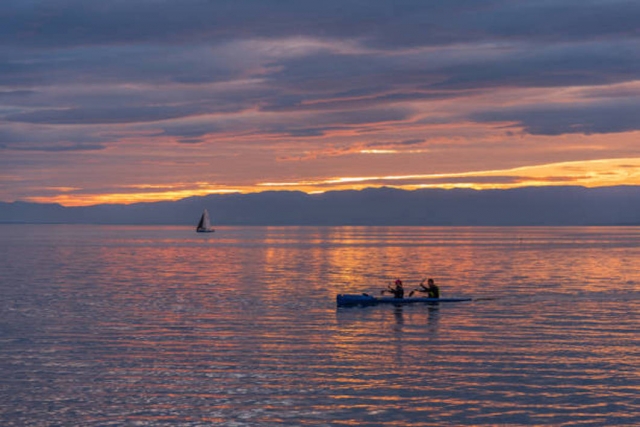 Naviguer sur la mer au crépuscule
