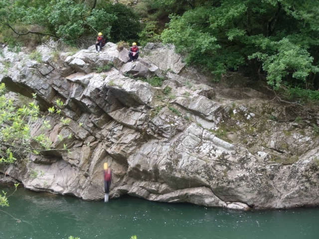  Cliff jumping