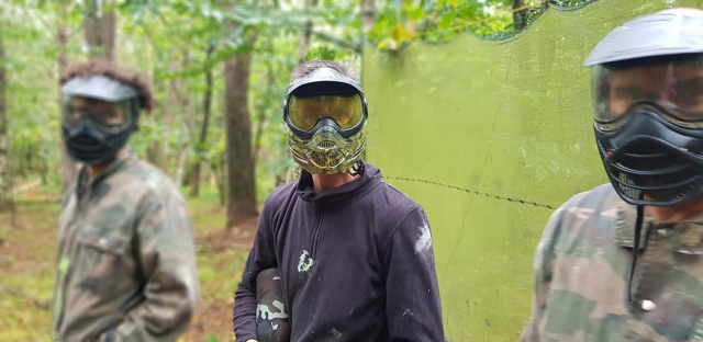  Amici in una sessione di paintball 