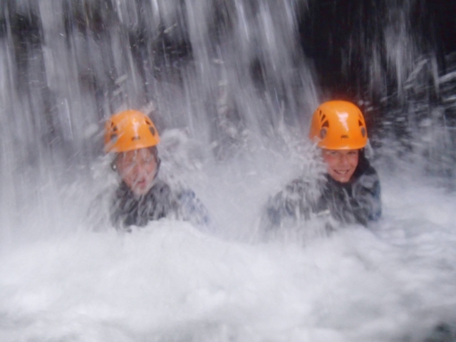  acompanhamento de um instrutor de canyoning 