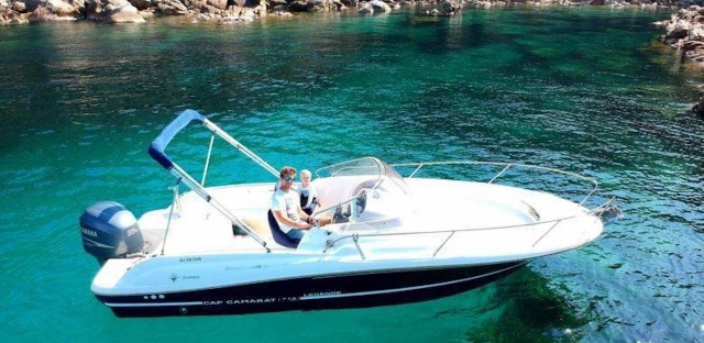  barco em água clara 