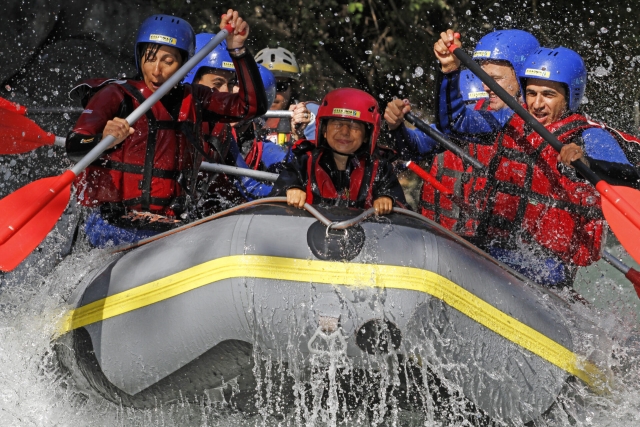 Spritzwasser beim Rafting 